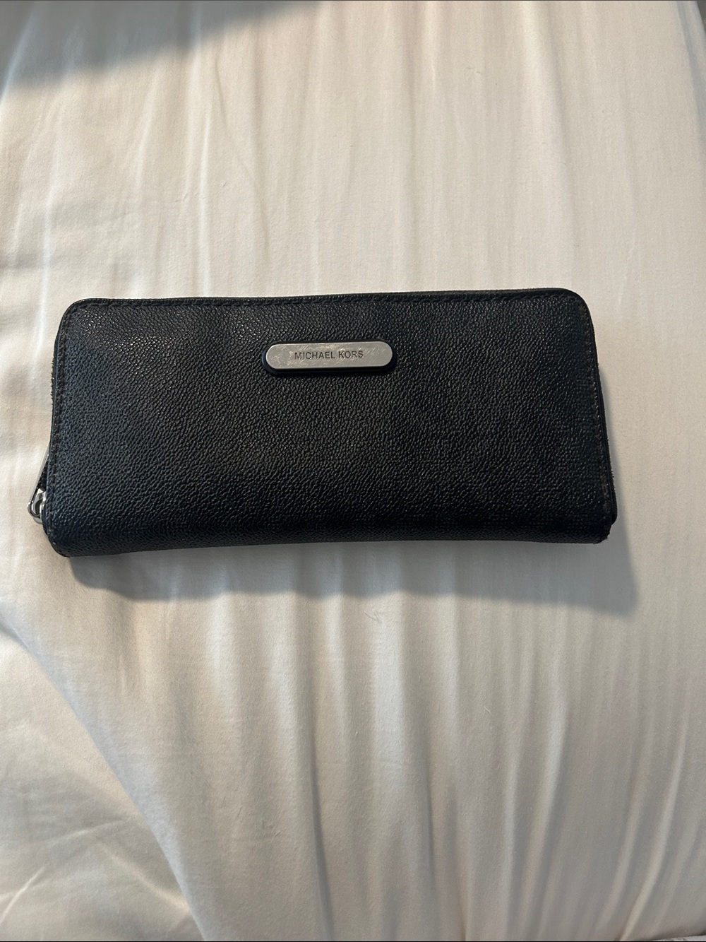 Michael Kors Black Leather Zip-Around women’s Wallet